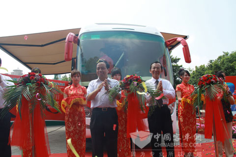 Лучший автомобиль для донорства крови Kinglong запускается в Шанхае